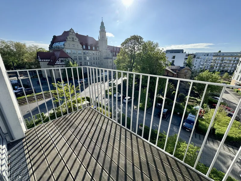 Work-Life-Balance an der Spree: Möbliertes Design-Apartment mit Balkon und EBK! — photo 1